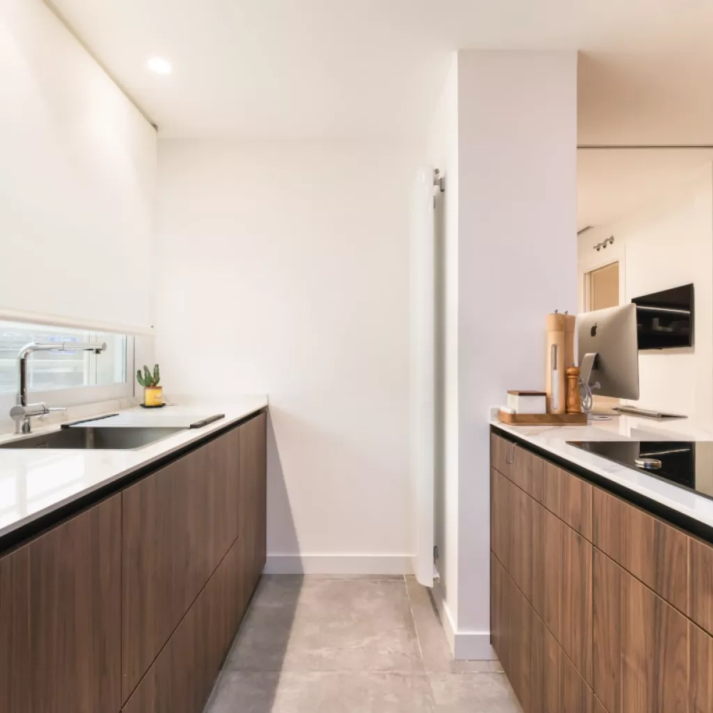 Cocina Santos nogal frente muebles bajos y península