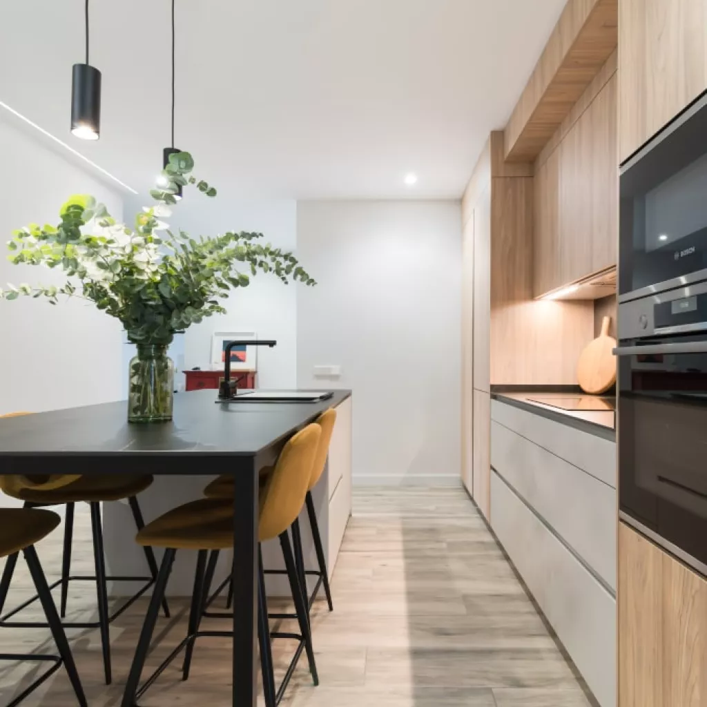 Cocina Santos olmo y gris con isla