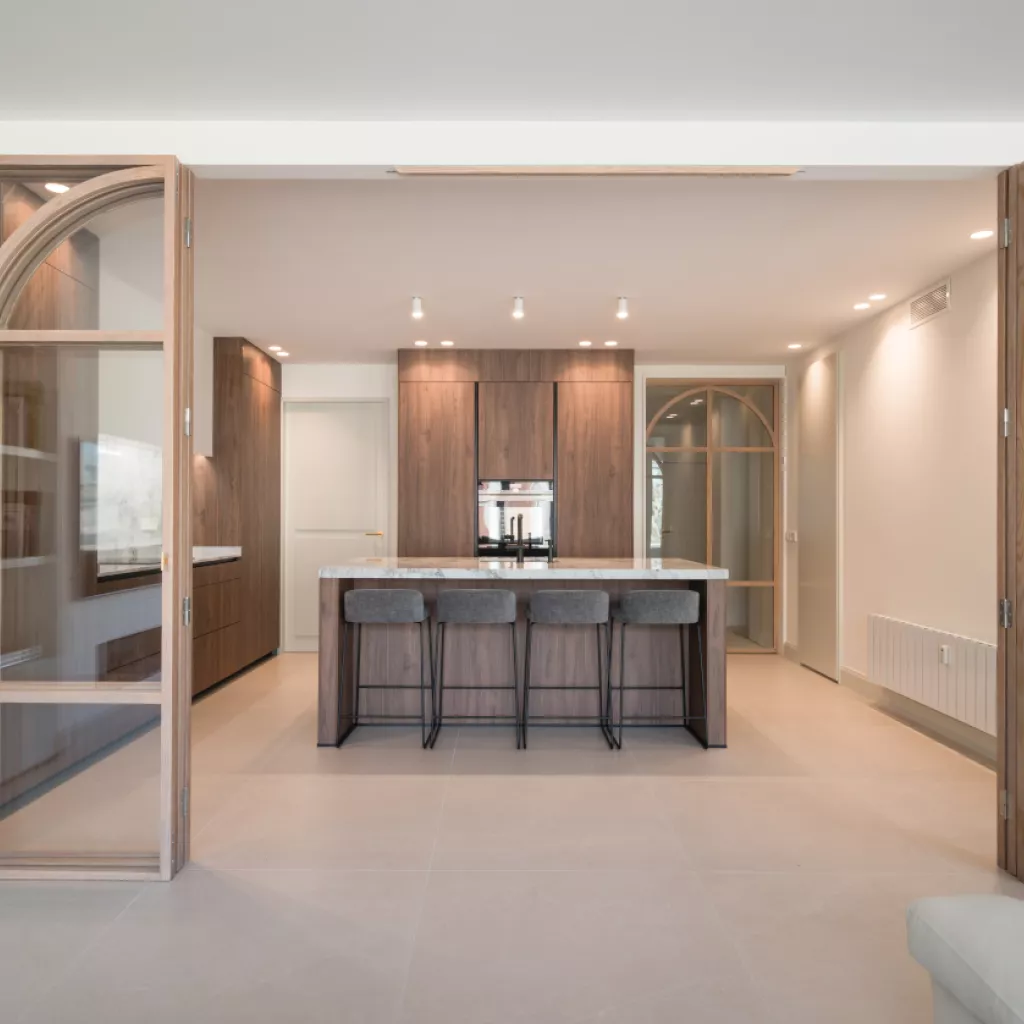 Cocina semiabierta al salón con isla