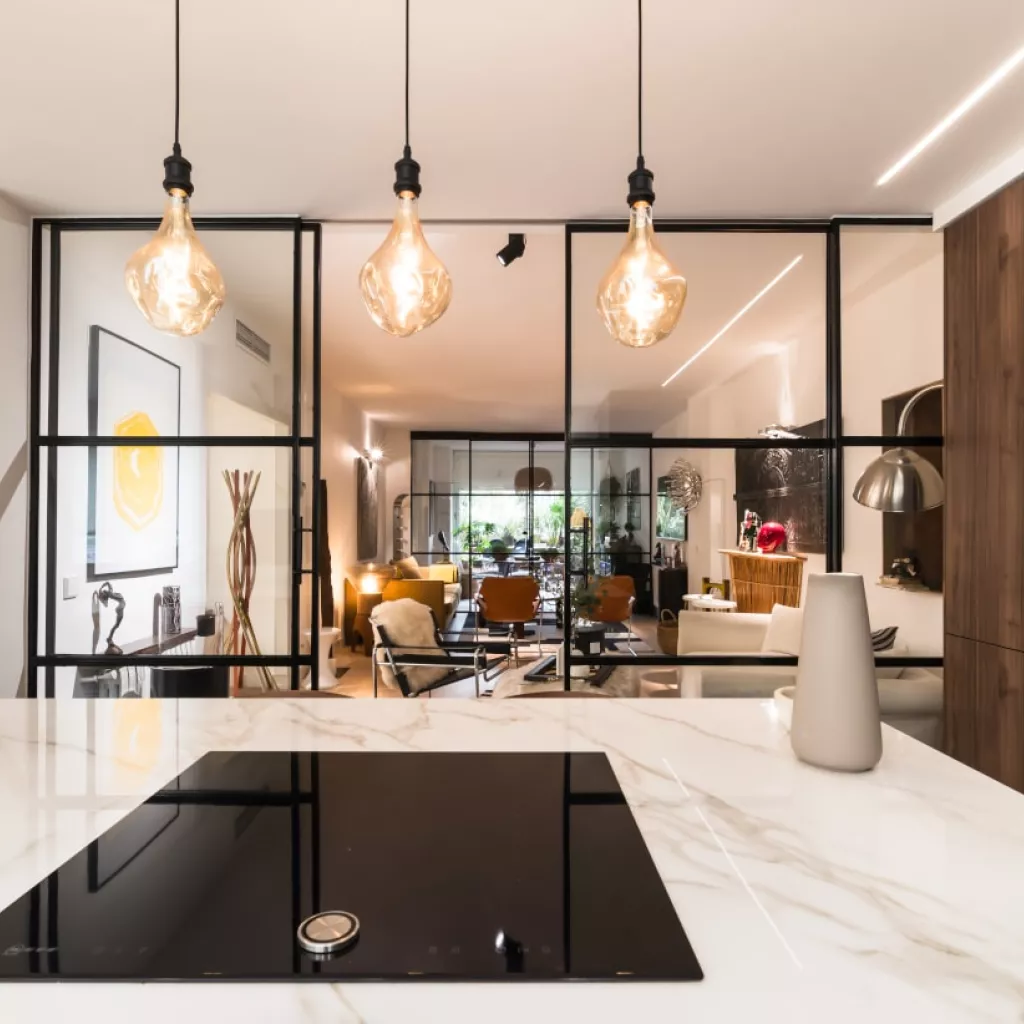 Cocina semiabierta al salón con puertas correderas cristal