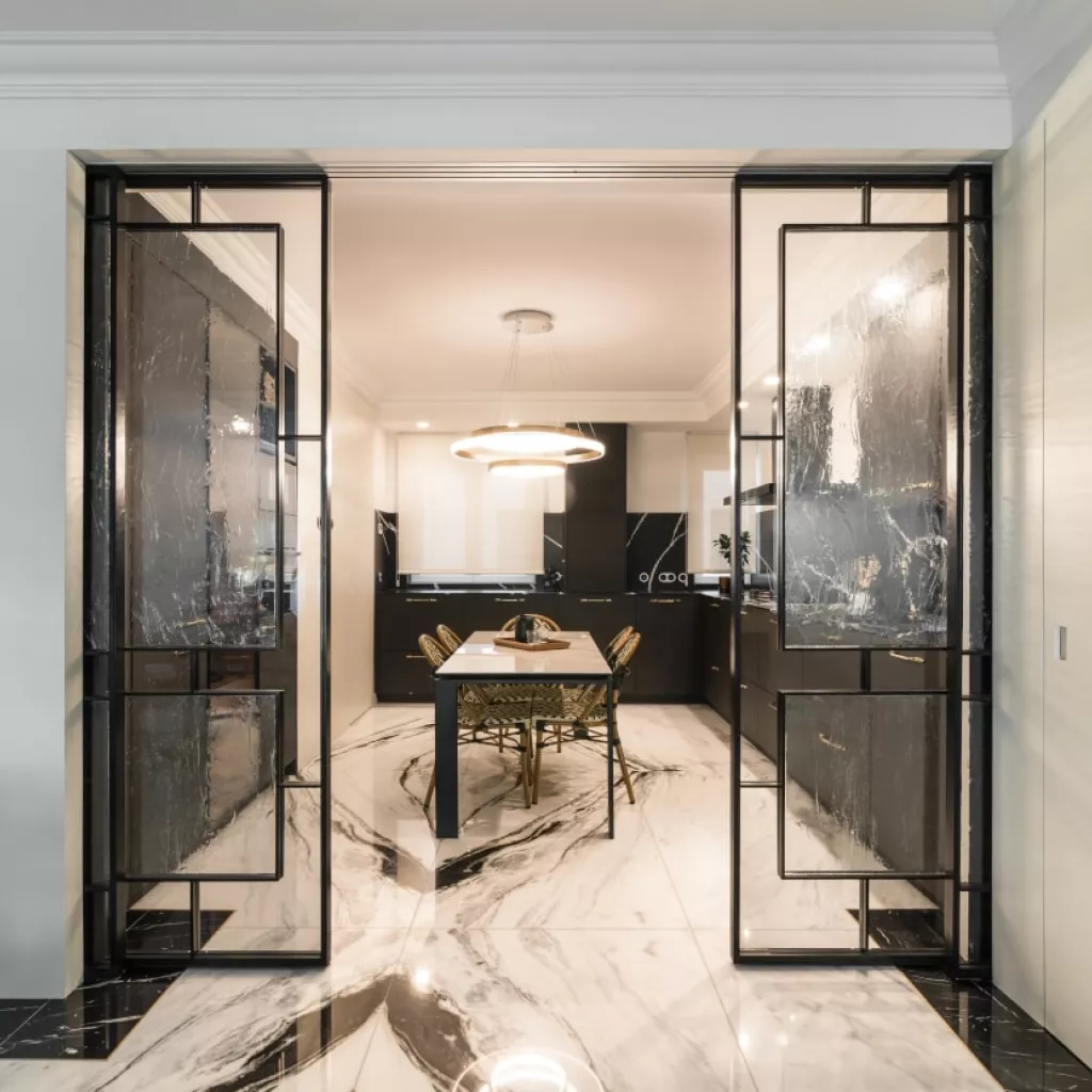 Cocina semiabierta con puertas de cristal