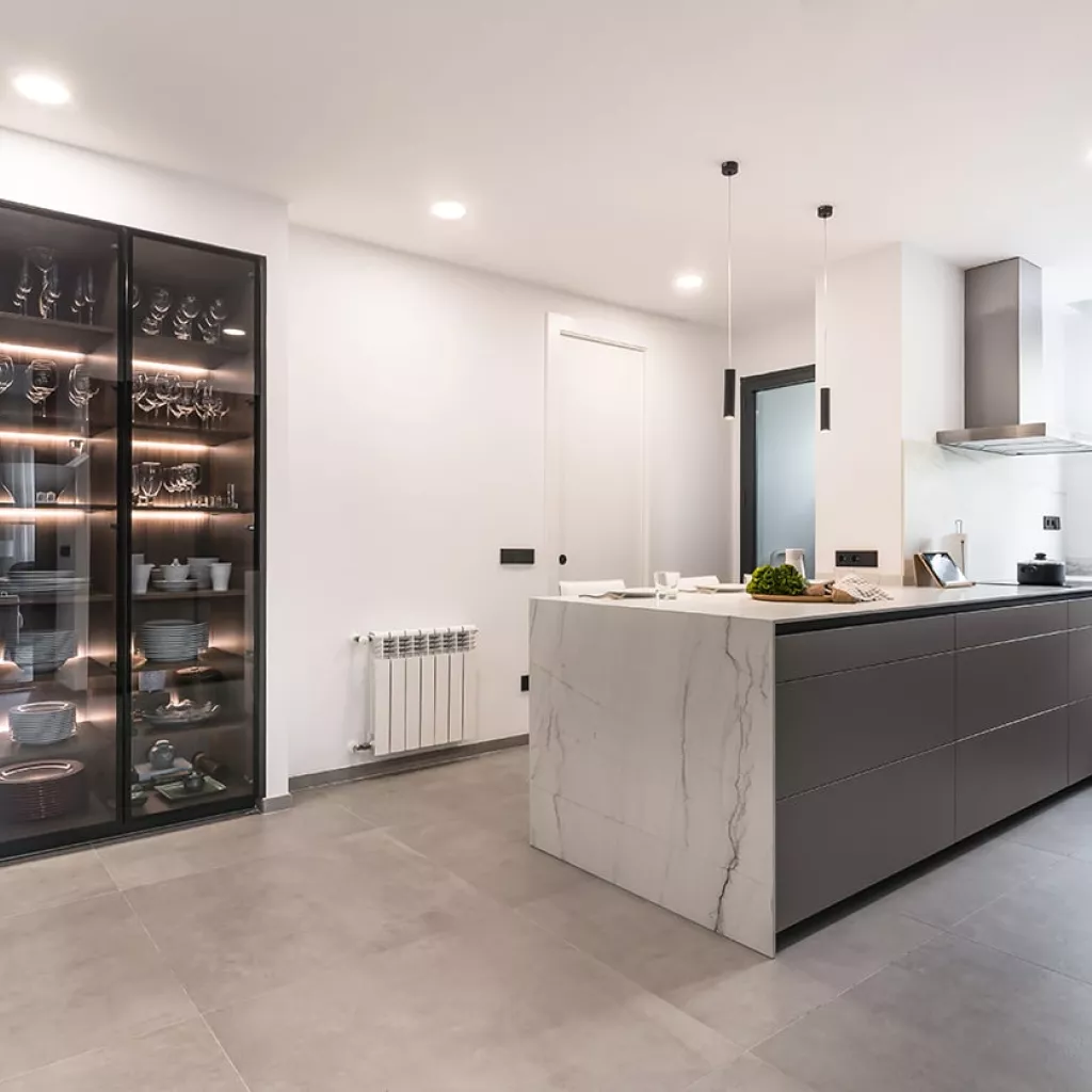 Cocina Santos en U con vitrina