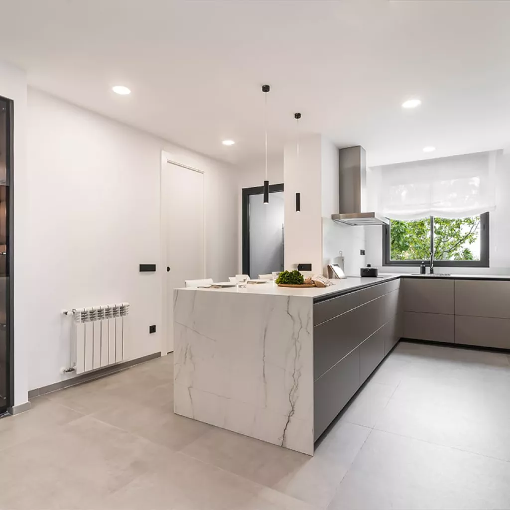 Cocina Santos en U con vitrina