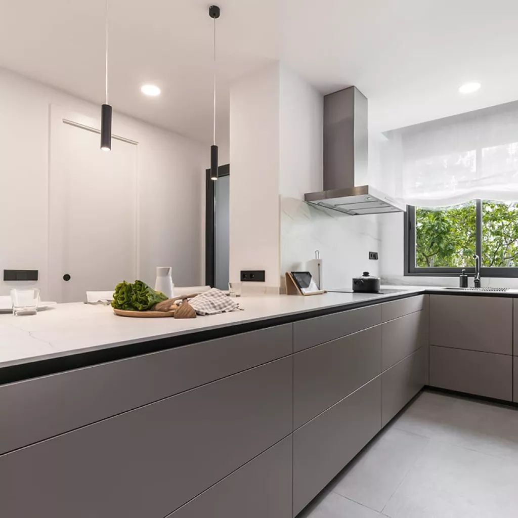 Cocina Santos en U con vitrina