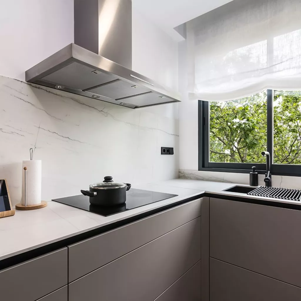 Cocina Santos en U con vitrina