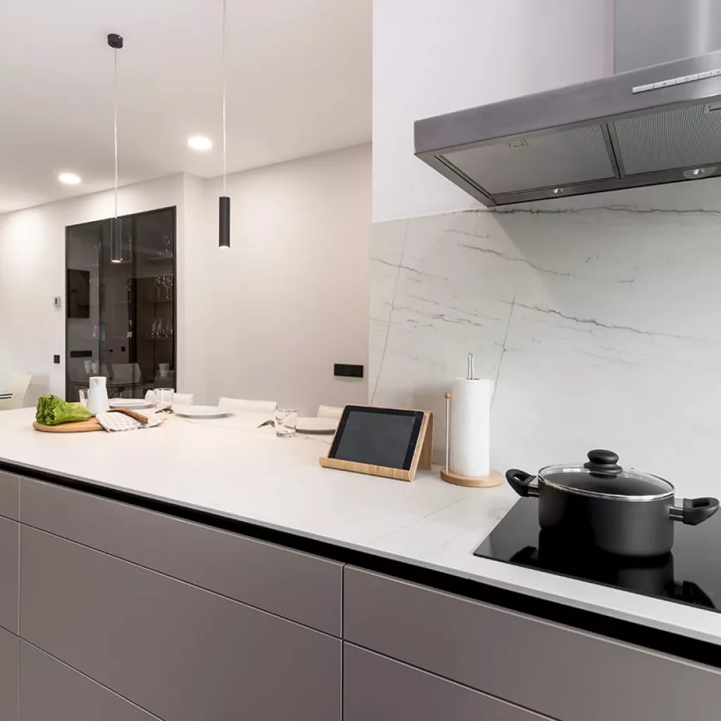 Cocina Santos en U con vitrina