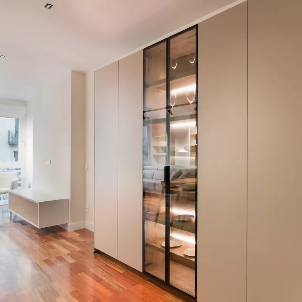 Cocina Santos Plataforma E en Roble Rústico y Gris Arena con vitrina iluminada y isla central