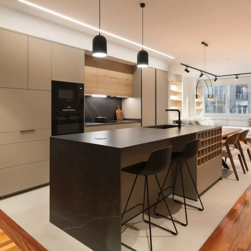 Cocina Santos Plataforma E en Roble Rústico y Gris Arena con vitrina iluminada y isla central