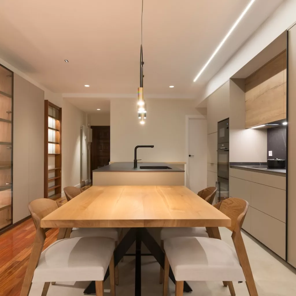 Cocina Santos abierta al salón con vitrina