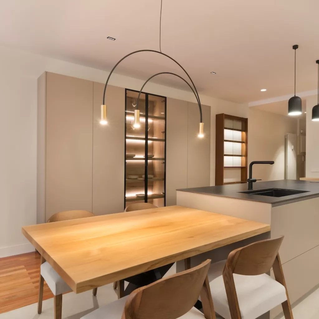 Cocina Santos abierta al salón con vitrina