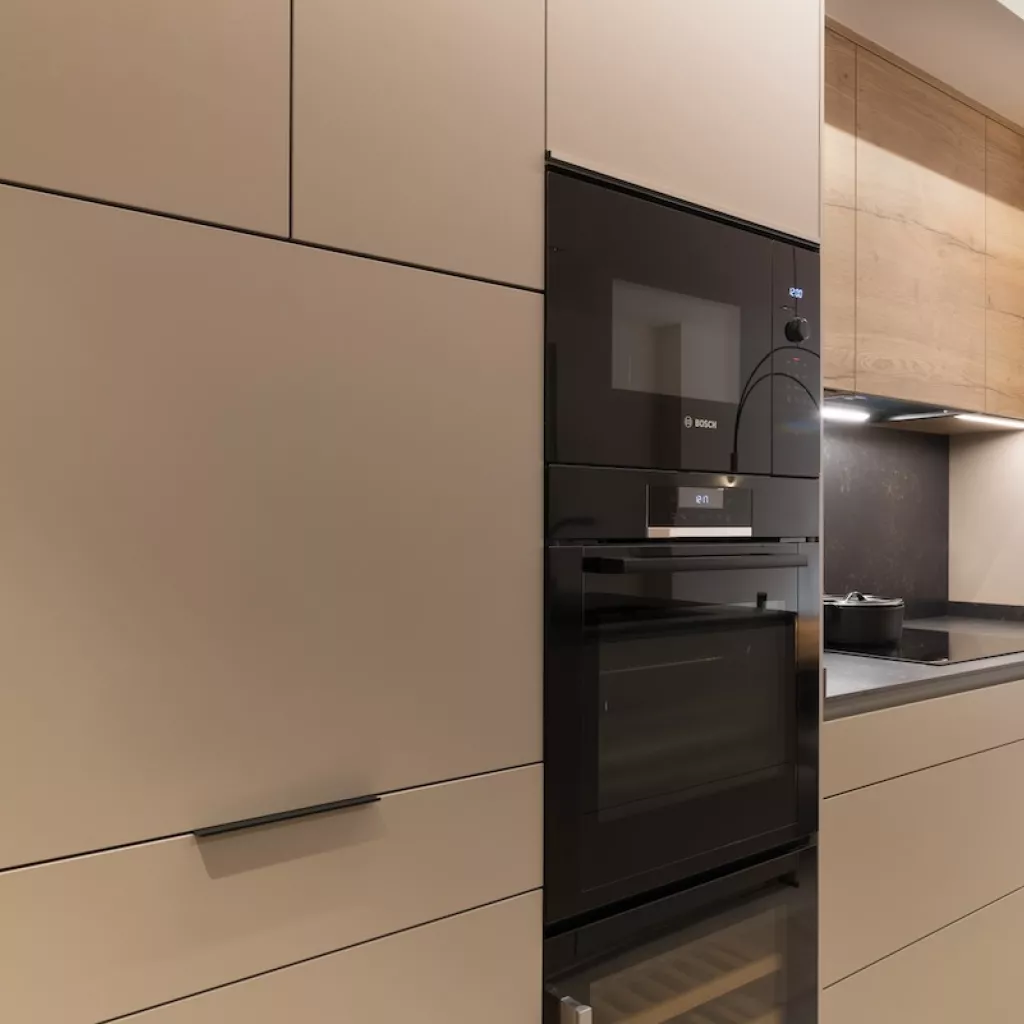 Cocina Santos abierta al salón con vitrina