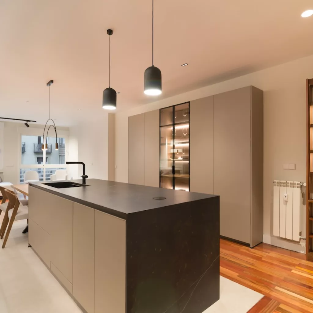 Cocina Santos abierta al salón con vitrina