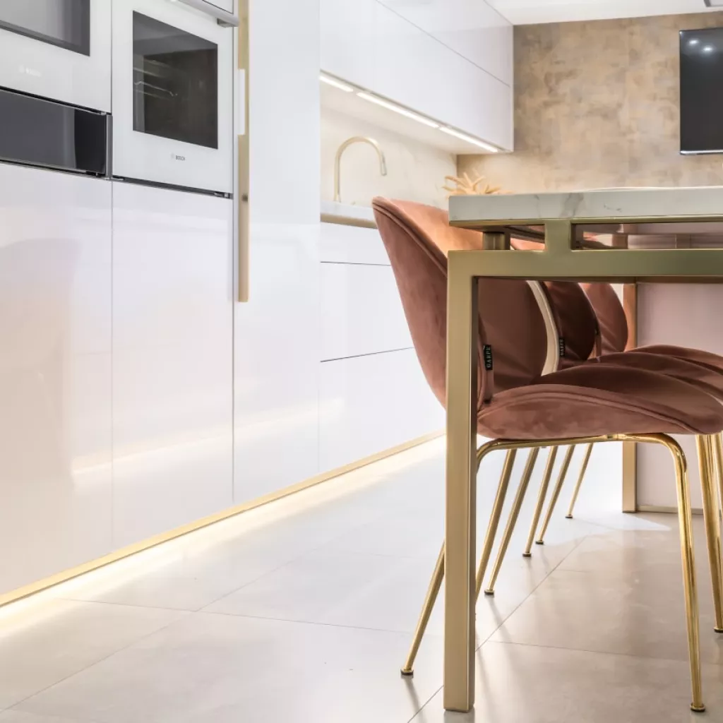 Detalle dorado en cocina Santos blanca