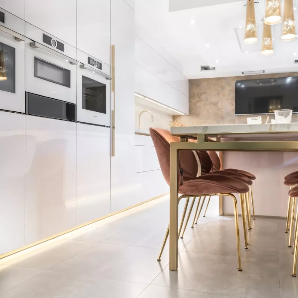 Detalles dorado e iluminación led