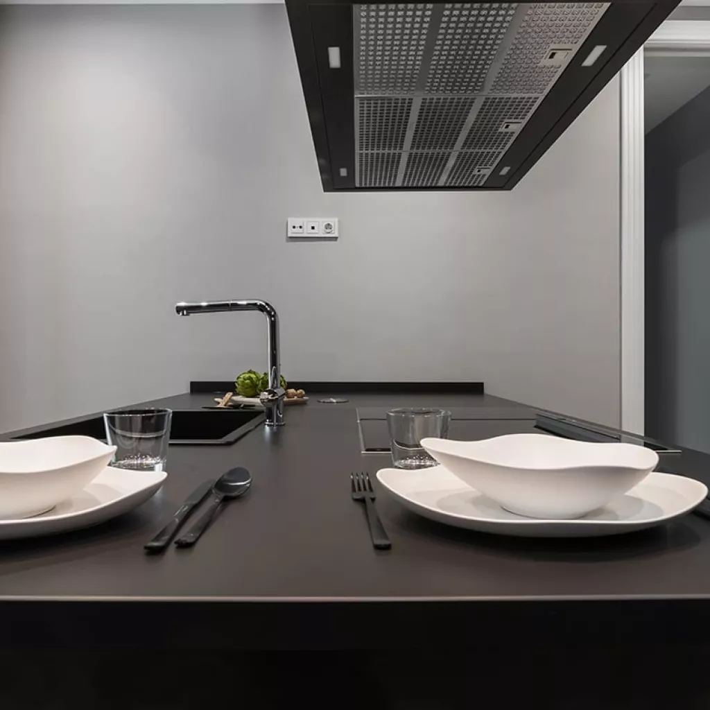 Cocina Santos Negra con encimera Neolith