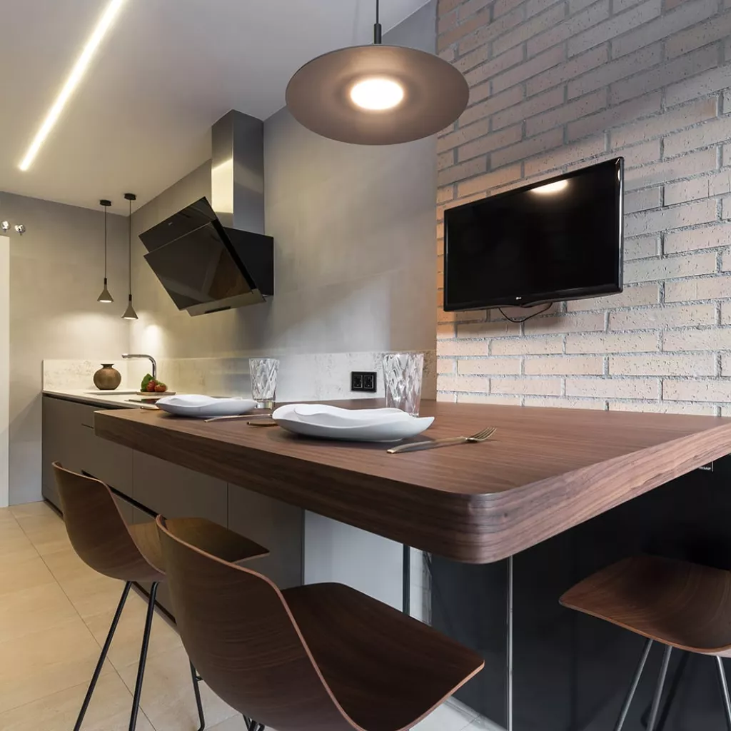 Mesa de madera de nogal de ONNEA y taburetes de La Palma