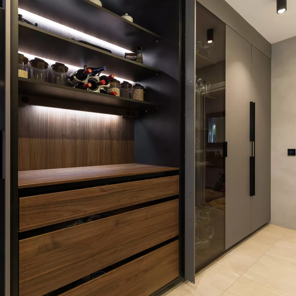 Muebles de cocina de lujo gris y marrón