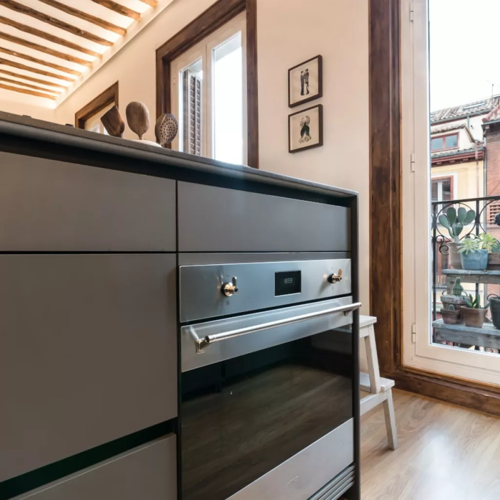 Electrodoméstico integrado en isla cocina Santos gris