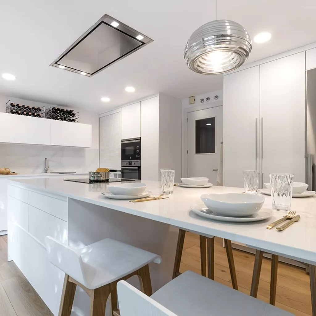 Elegante cocina blanca de Santos Cocinas