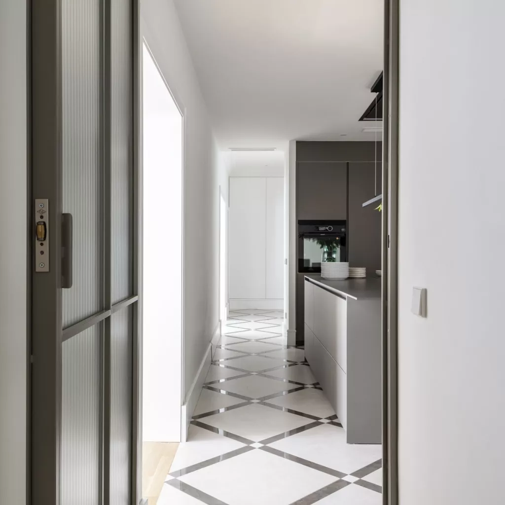 Cocina Santos Serie Fine en Gris Visón con isla central y encimera Silk de Inalco