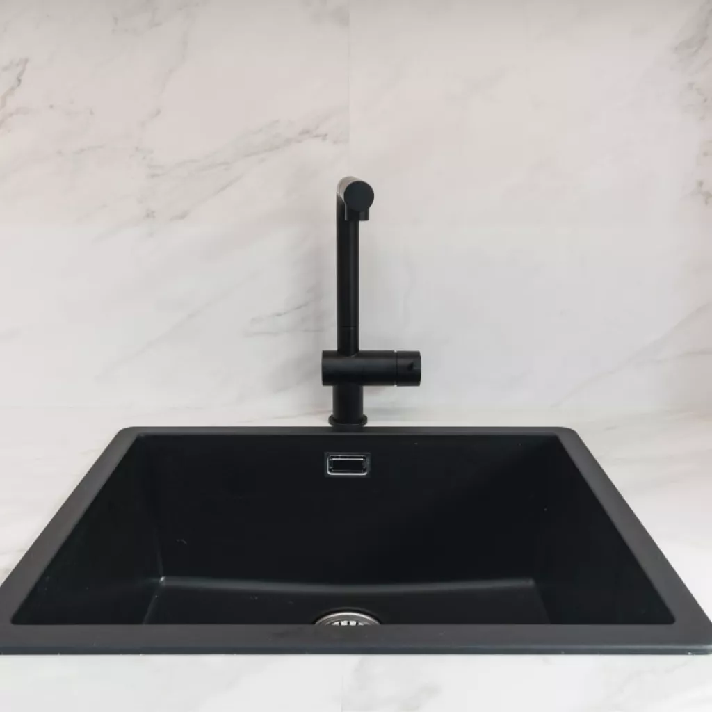 Fregadero y grifo en negro de Veravent