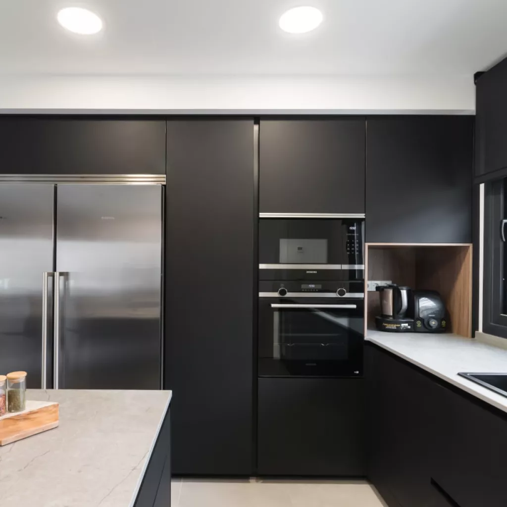 Frente columnas cocina negra