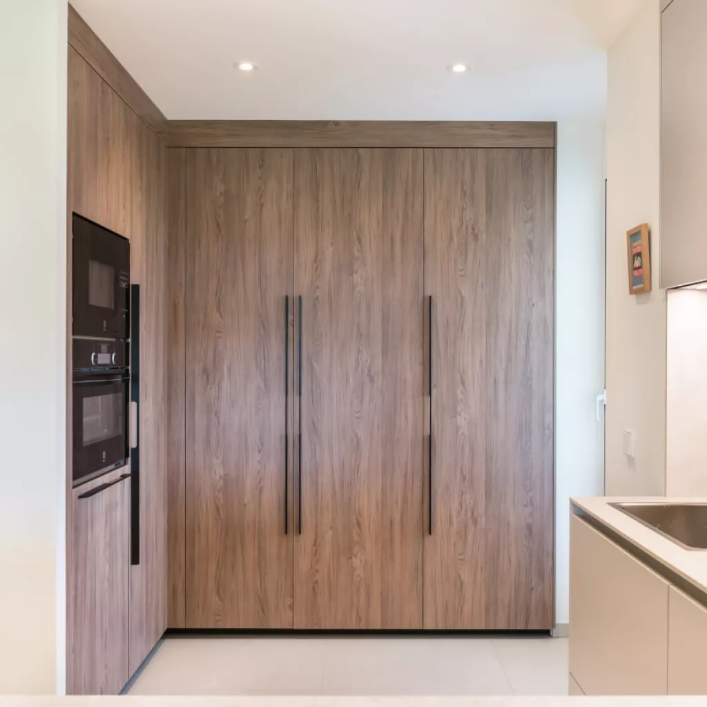 Frente columnas con electrodomésticos en roble