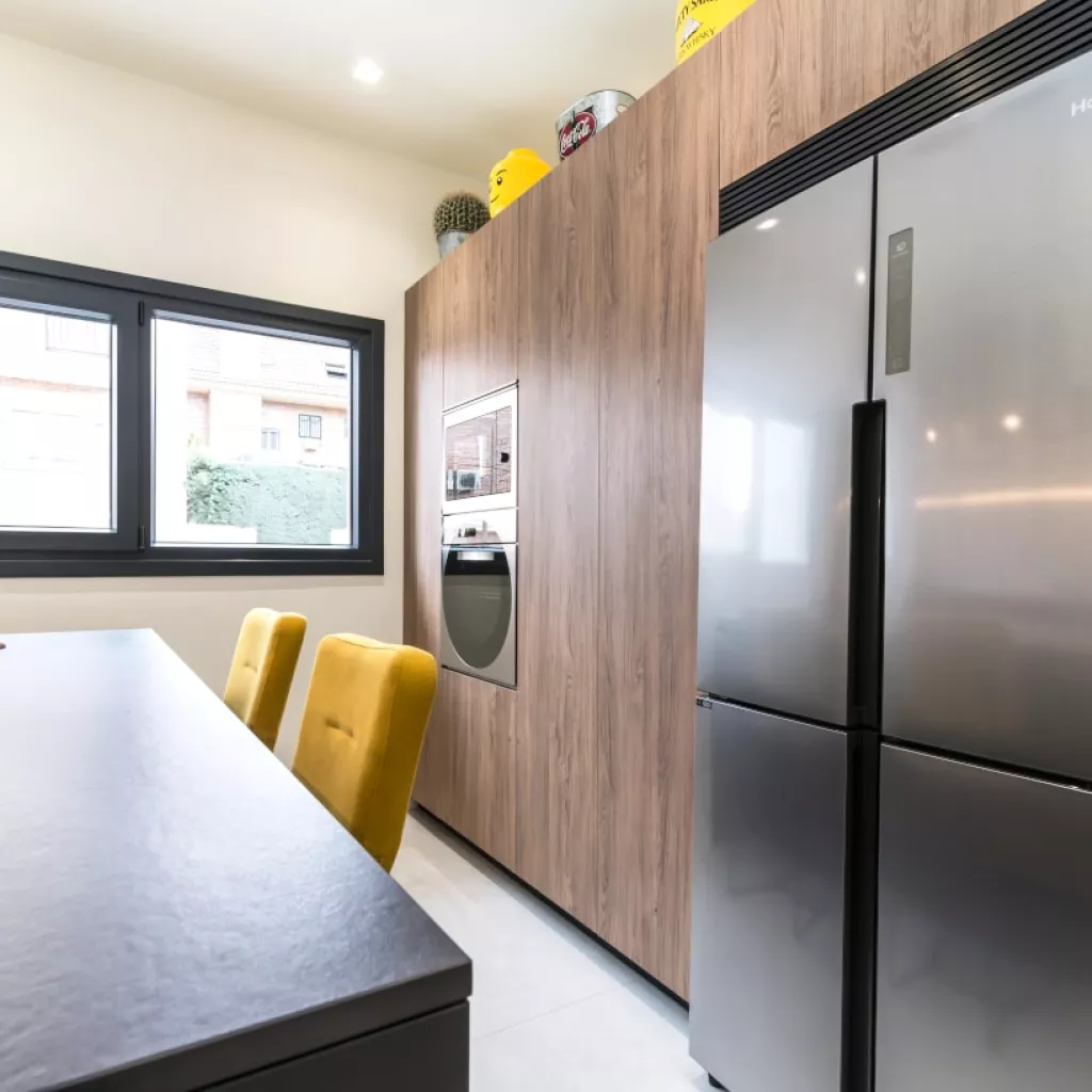 Frente columnas con electrodomésticos en roble