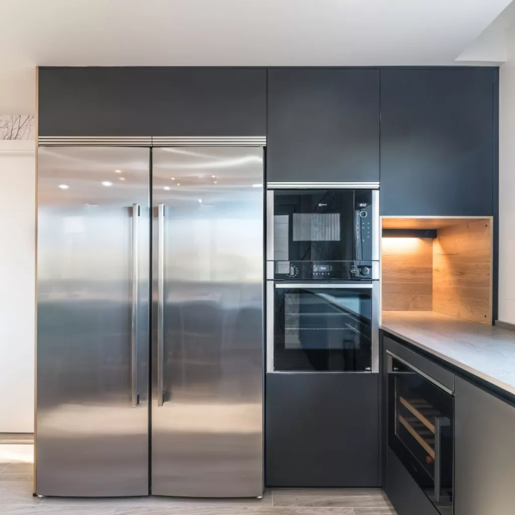 Frente columnas electrodomésticos en cocina Santos negra