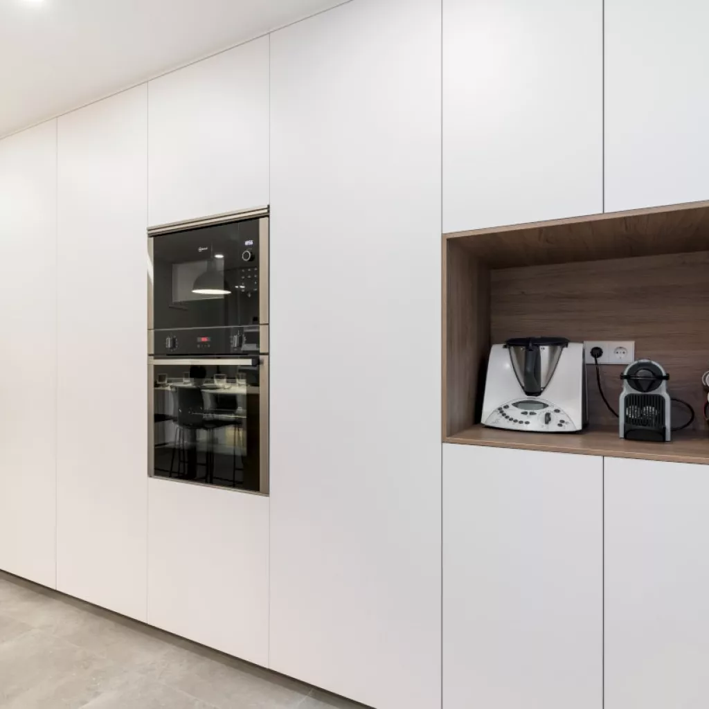 Frente columnas en cocina Santos blanca