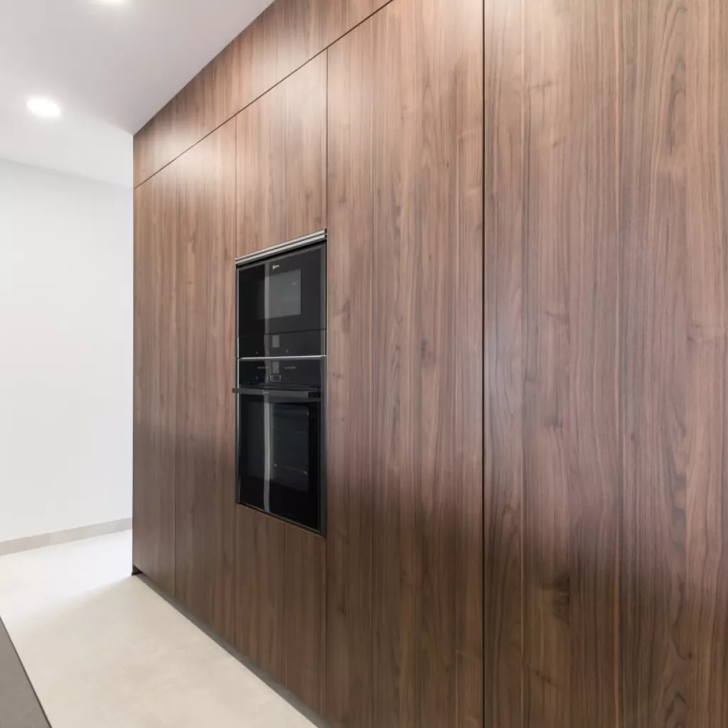 Frente columnas en nogal