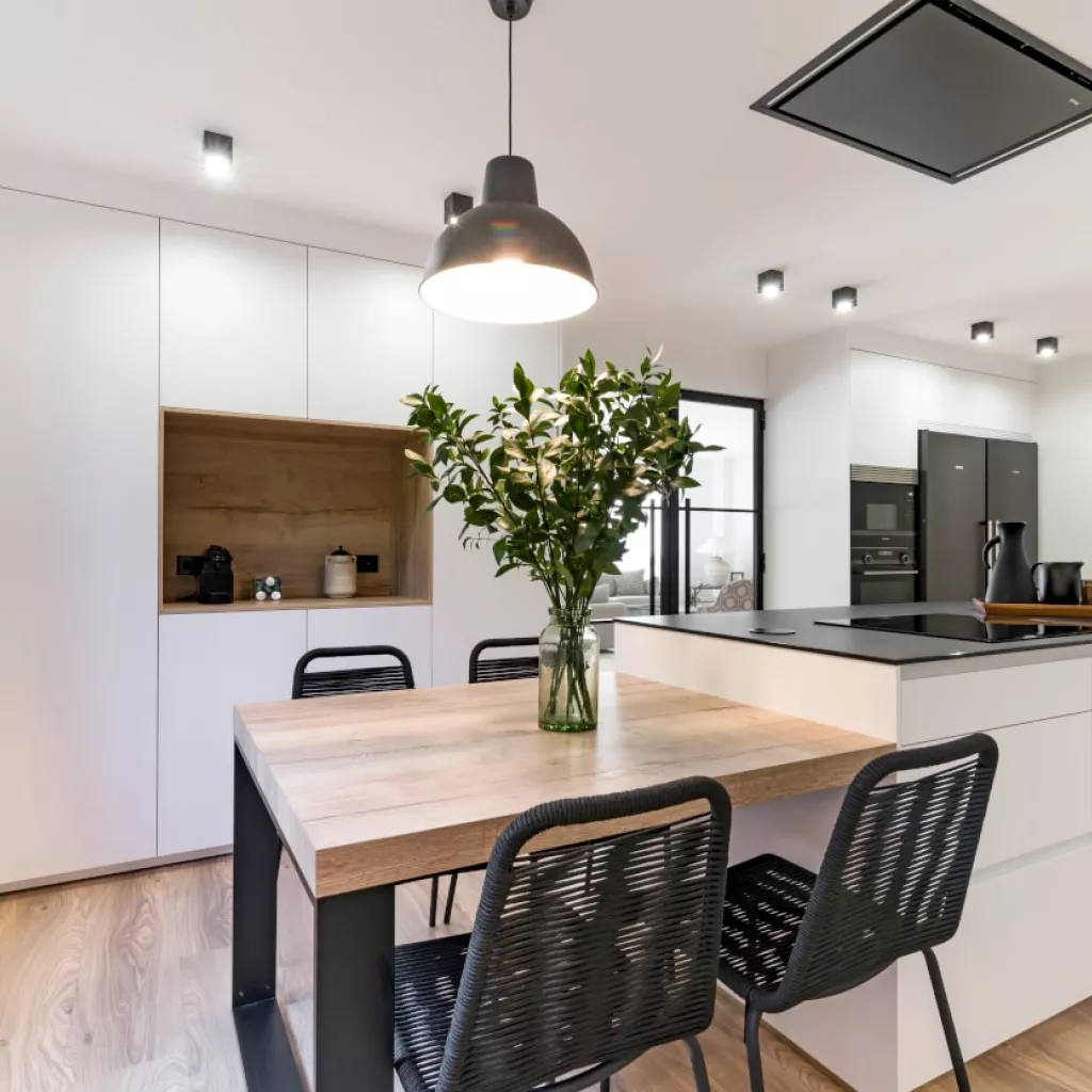 Frente desayunador isla central en cocina Santos blanca