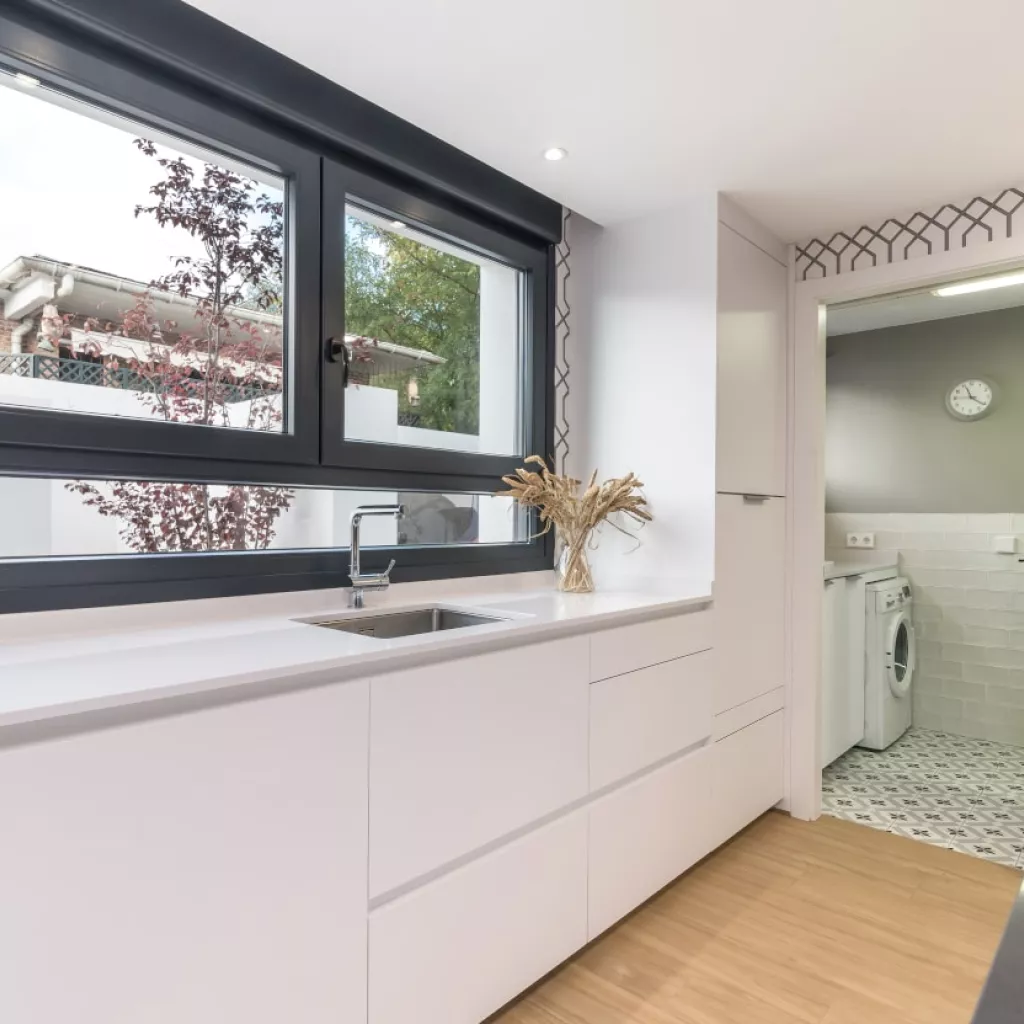 Frente muebles bajos en cocina Santos blanca