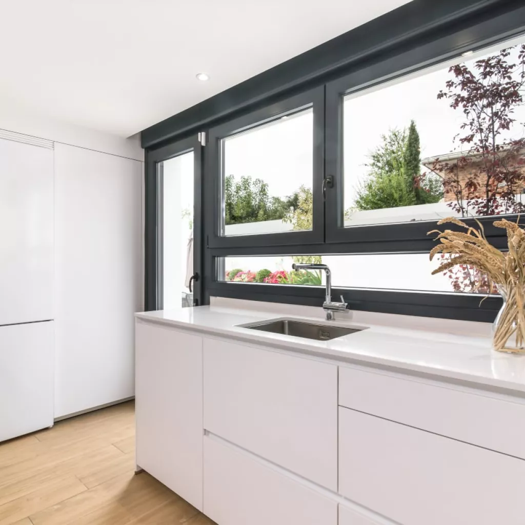 Frente muebles bajos y frente columnas cocina Santos blanca