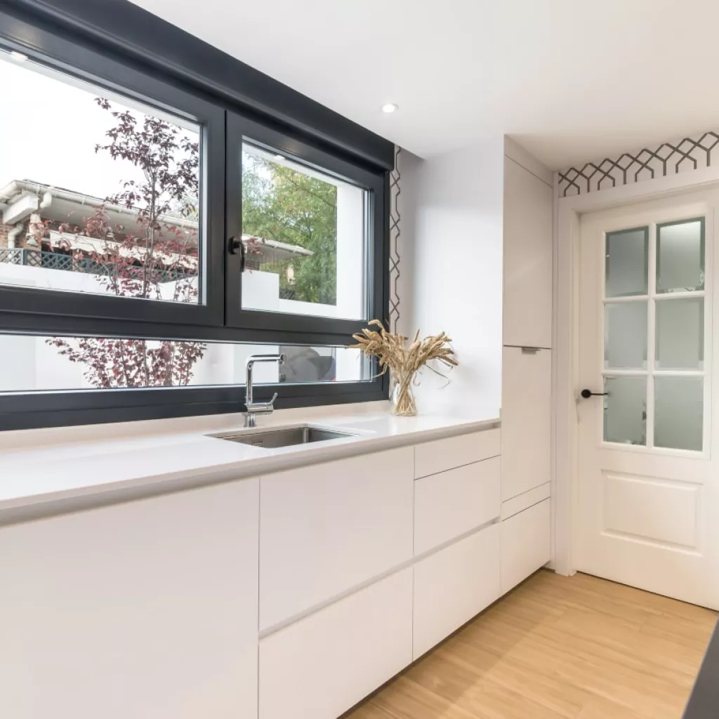 Frente muebles bajos y columna en cocina Santos blanca