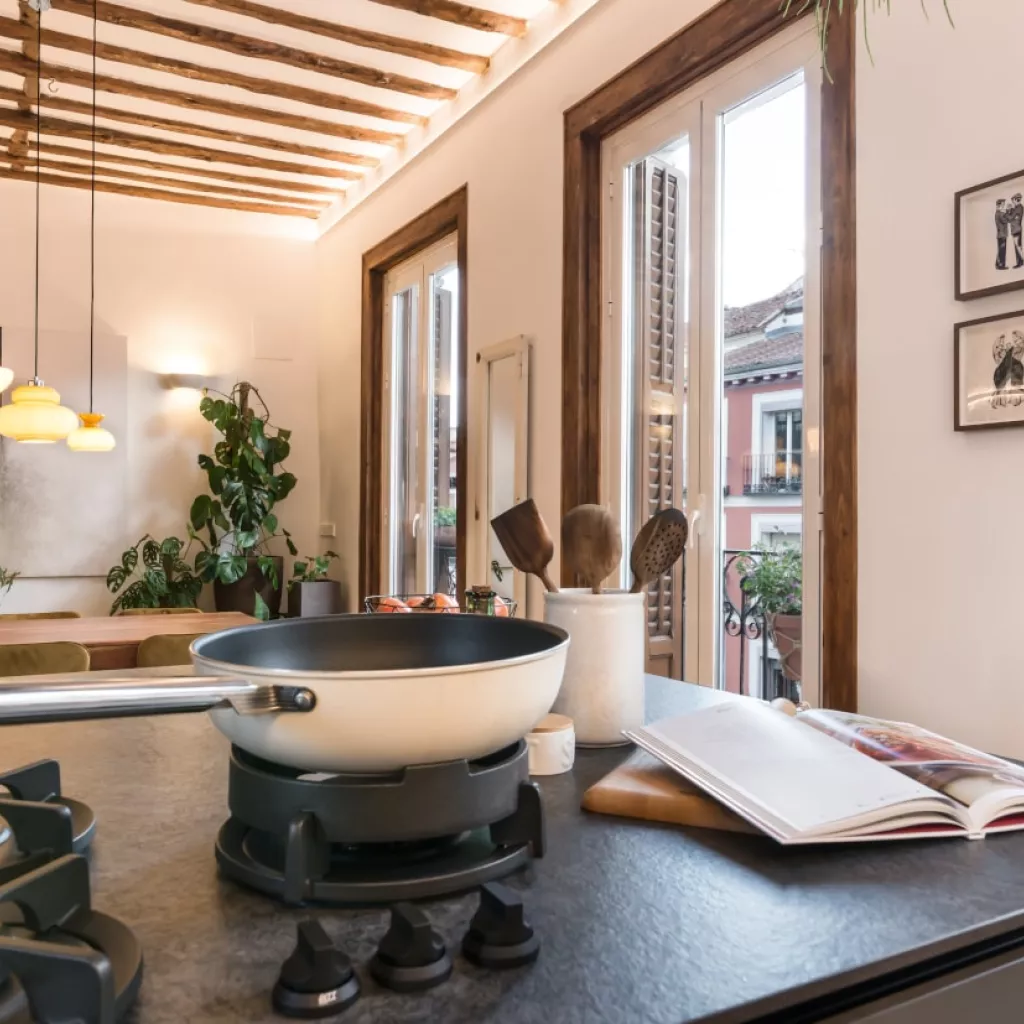 Fuegos integrados en isla central con encimera Pitt Cooking