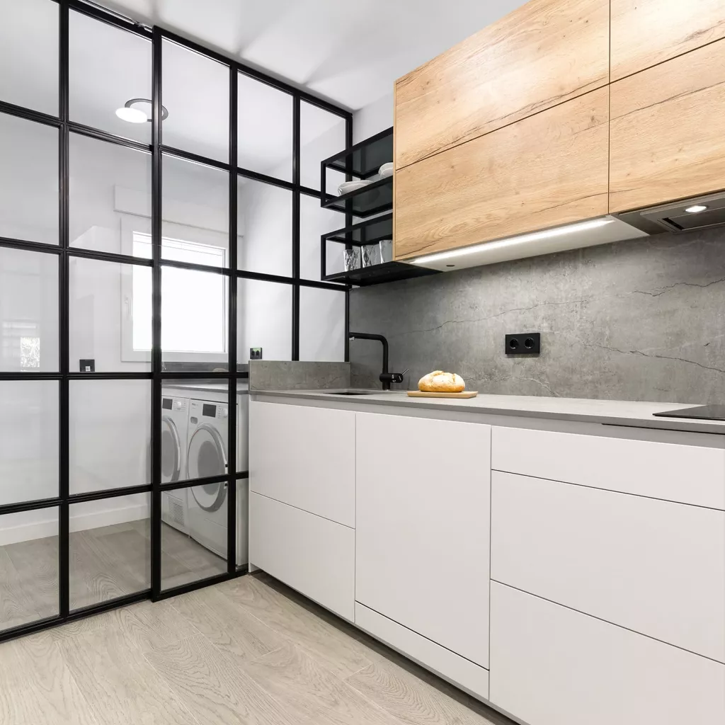 Cocina moderna con puertas correderas y de cristal