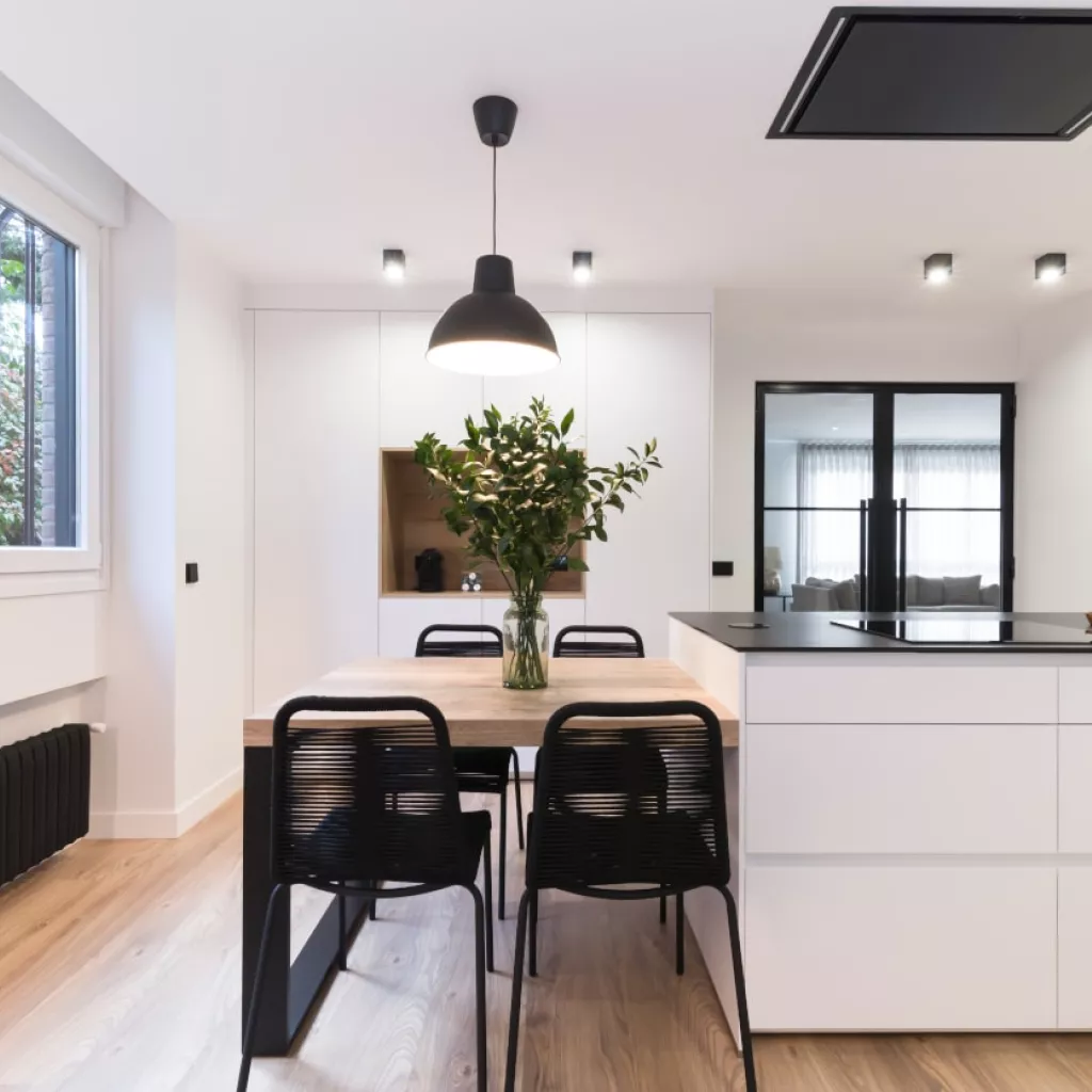 Isla central blanca con extensión en roble