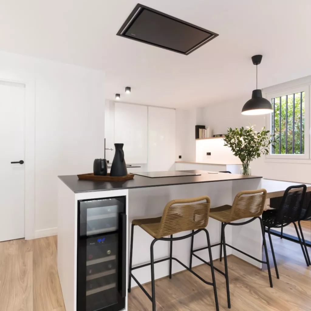 Isla central con barra en cocina Santos