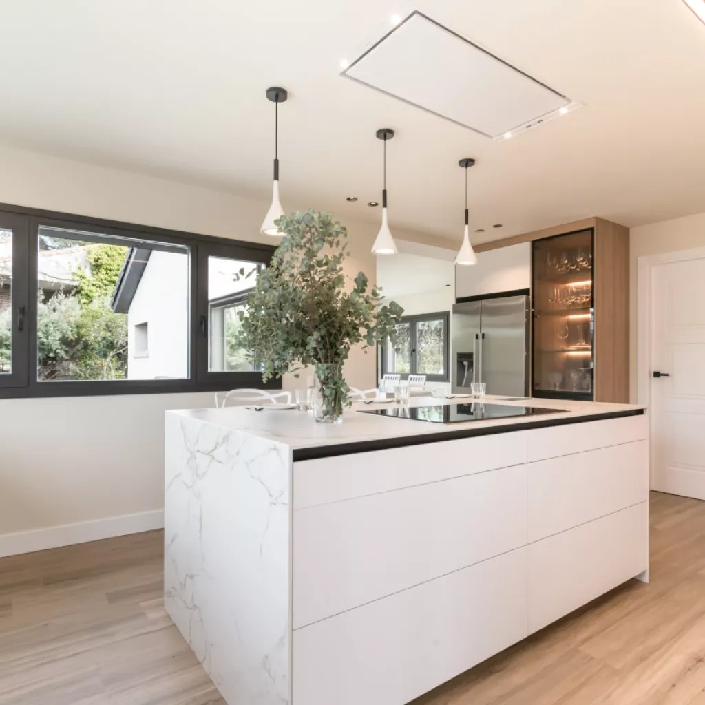 Isla central con encimera Dekton