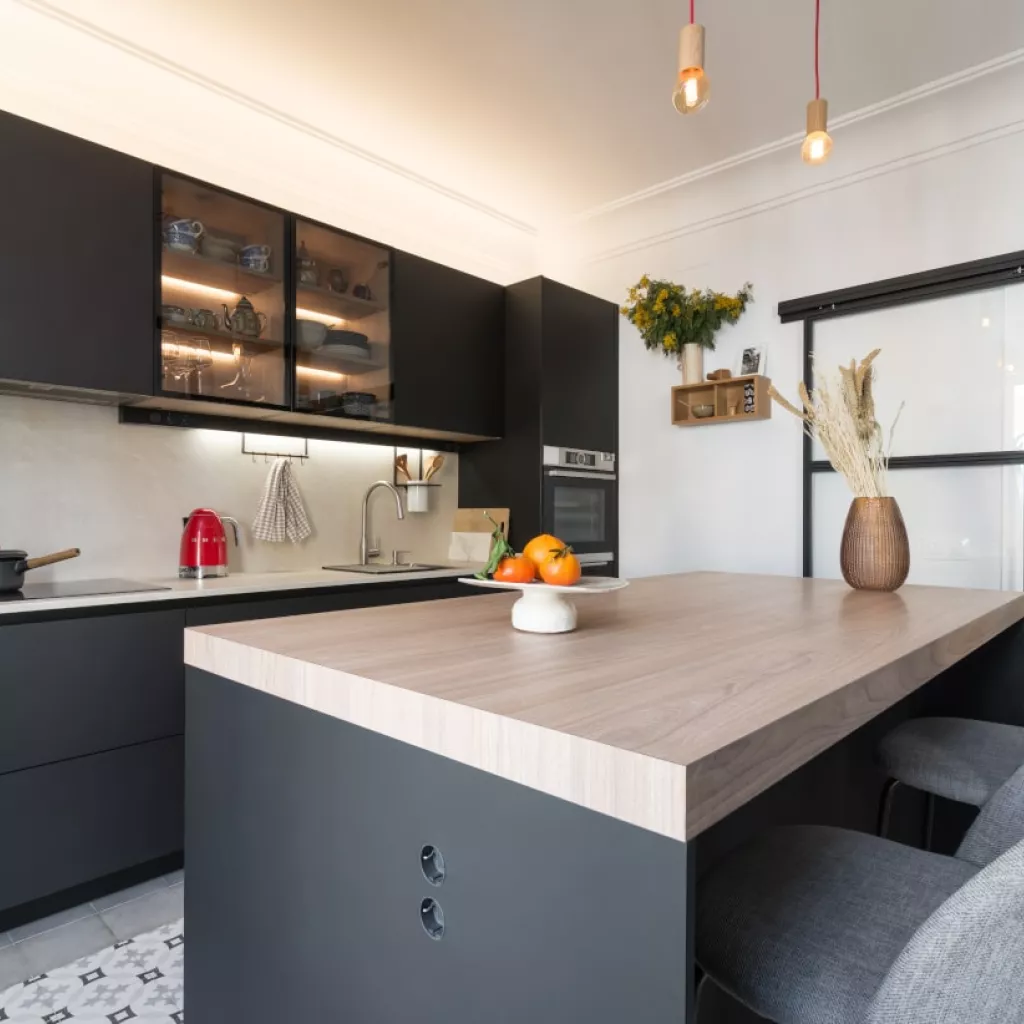 Isla central con encimera olmo claro