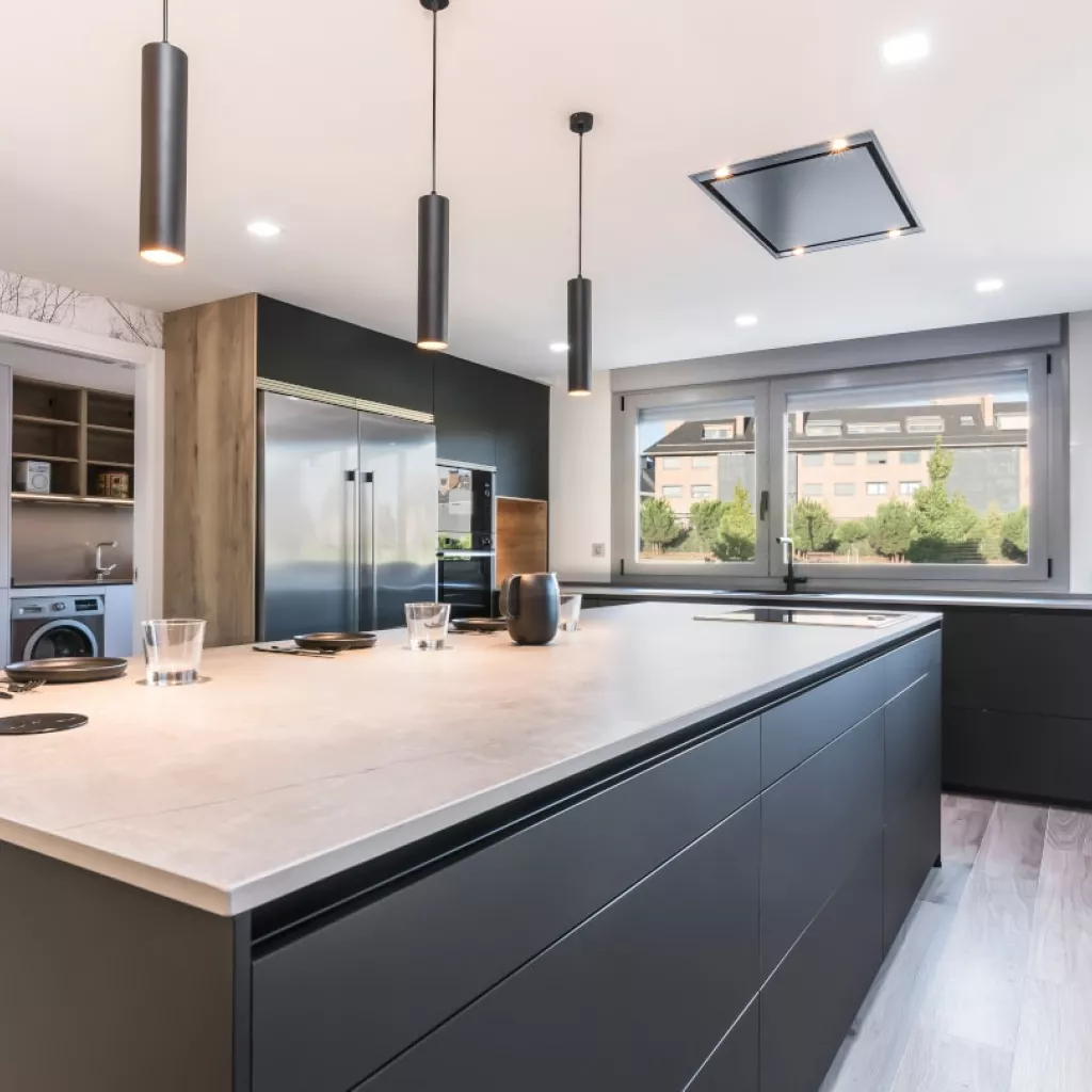 isla central con muebles bajos