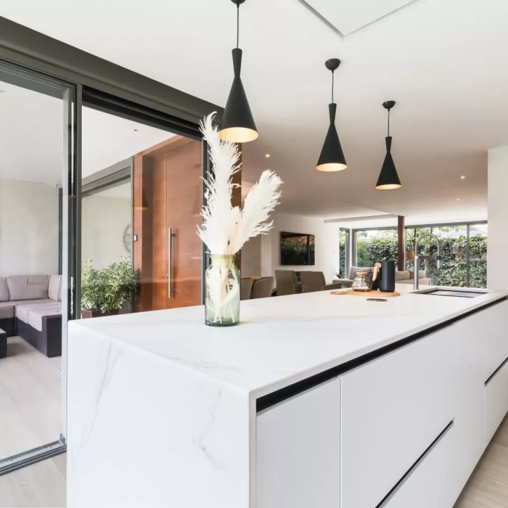 Isla central con zona cocción integrada