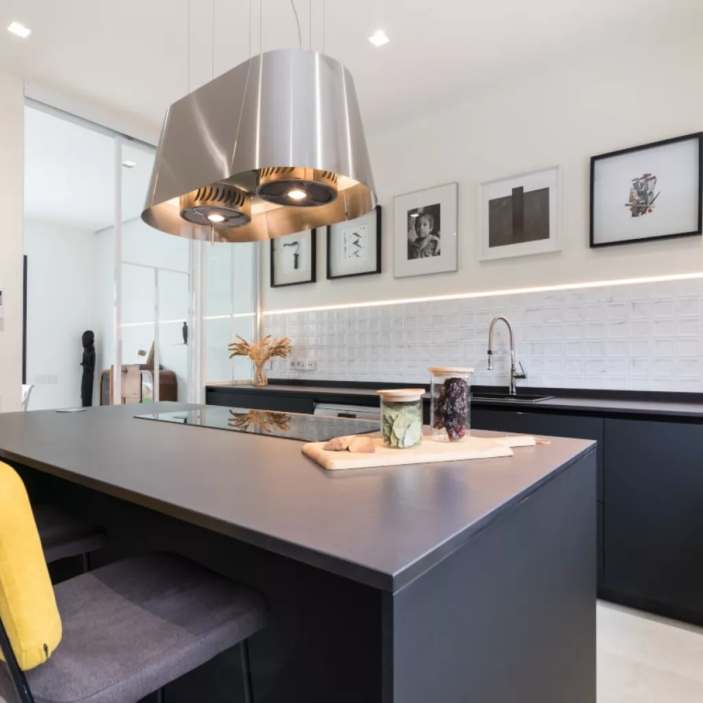 isla central con zona cocción y barra