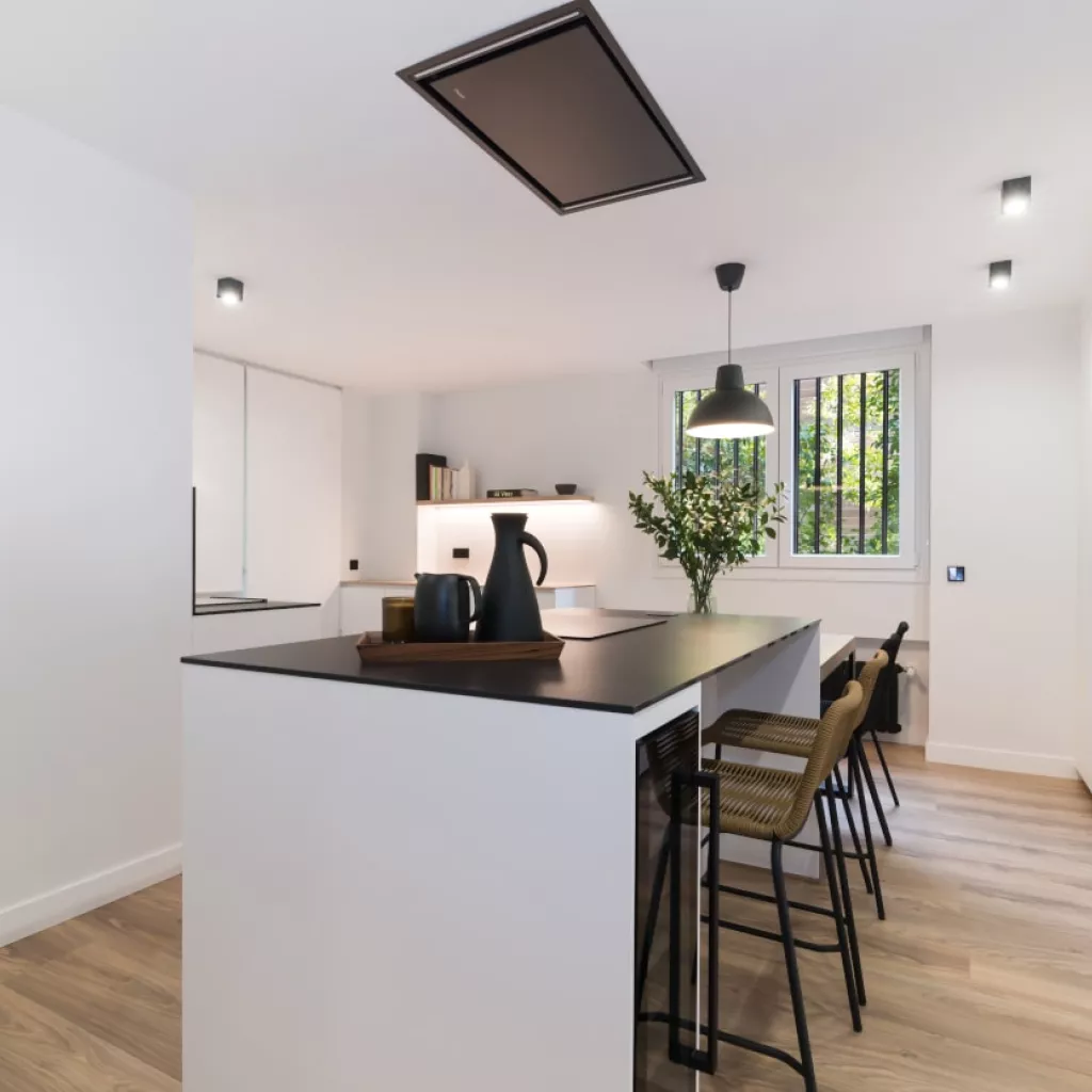 Isla central en cocina Santos blanca