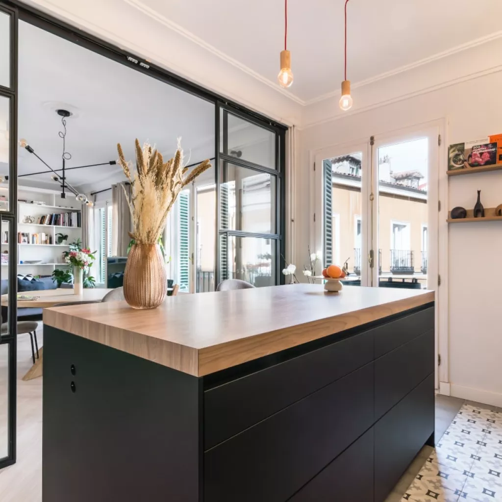 Isla central en cocina Santos negra