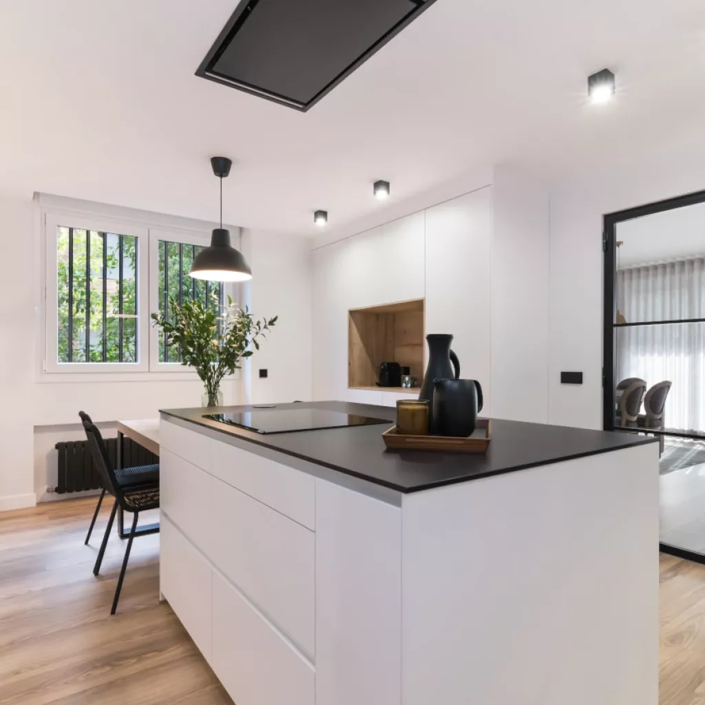 Isla central en cocina semiabierta al salón