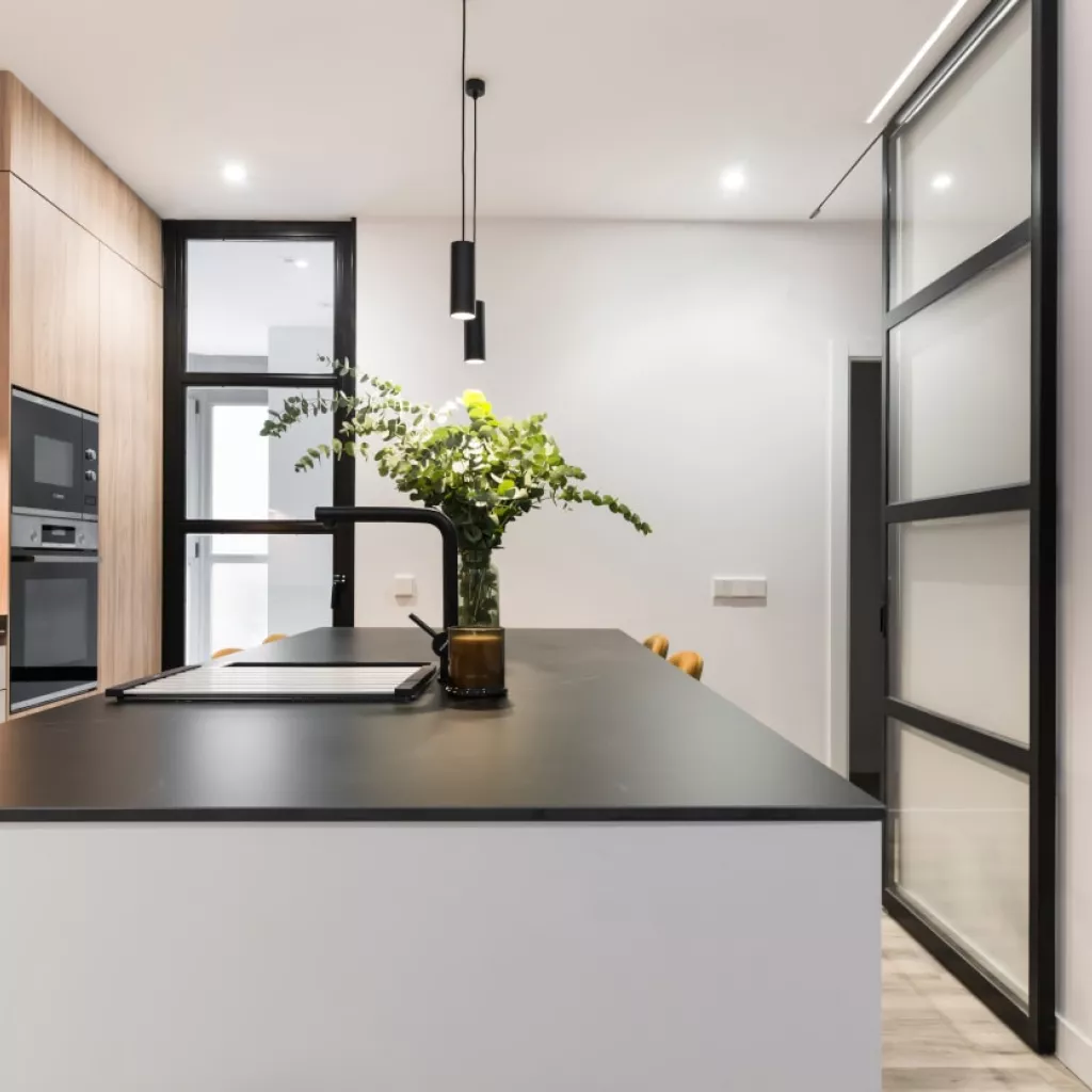 Isla central encimera negra