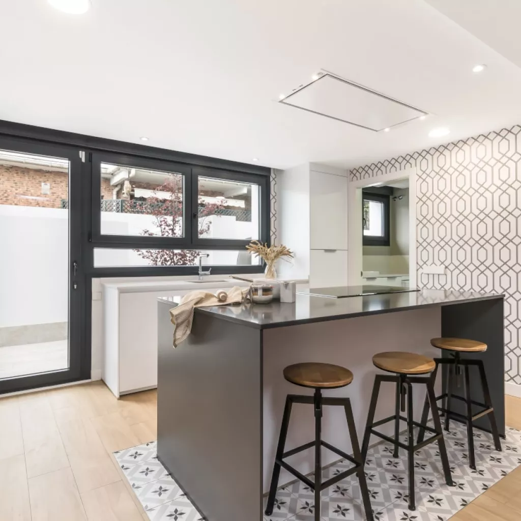 Isla central zona cocción y barra