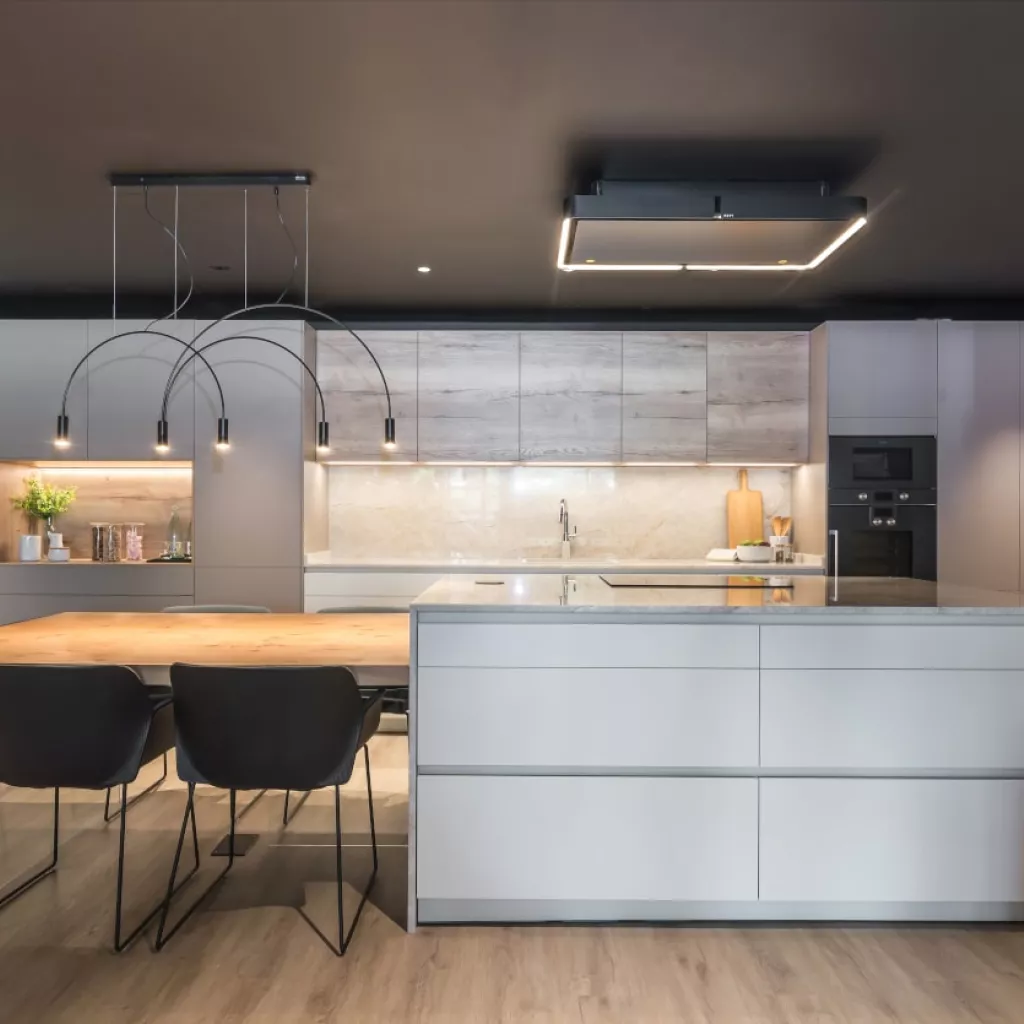 Cocina Santos blanca y encimera de Levantina con isla y extensión mesa